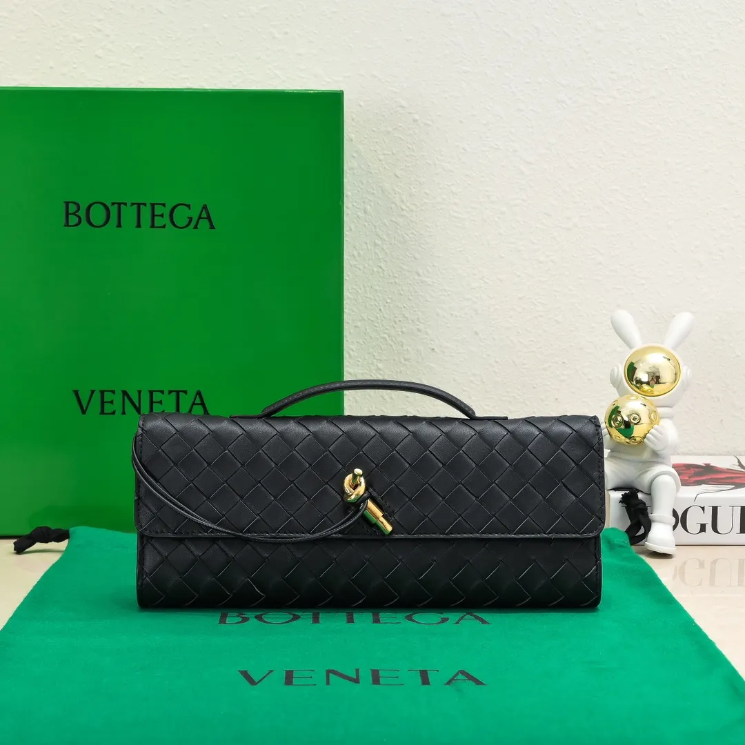 The batch of 1360 BV Andiamo evening handbags has been heavily planted again~ The designer aesthetics in the era of economic downturn are back. I fall in love with it at first sight and can't put it down. It's so beautiful and full of aura. The shape and texture are very competitive. It's light in weight and has sufficient capacity. It's a must-have for fashionistas. It's suitable for many occasions, minimalist, high-end and light luxury. Model No.: 741511 Size: 31*13*3cm